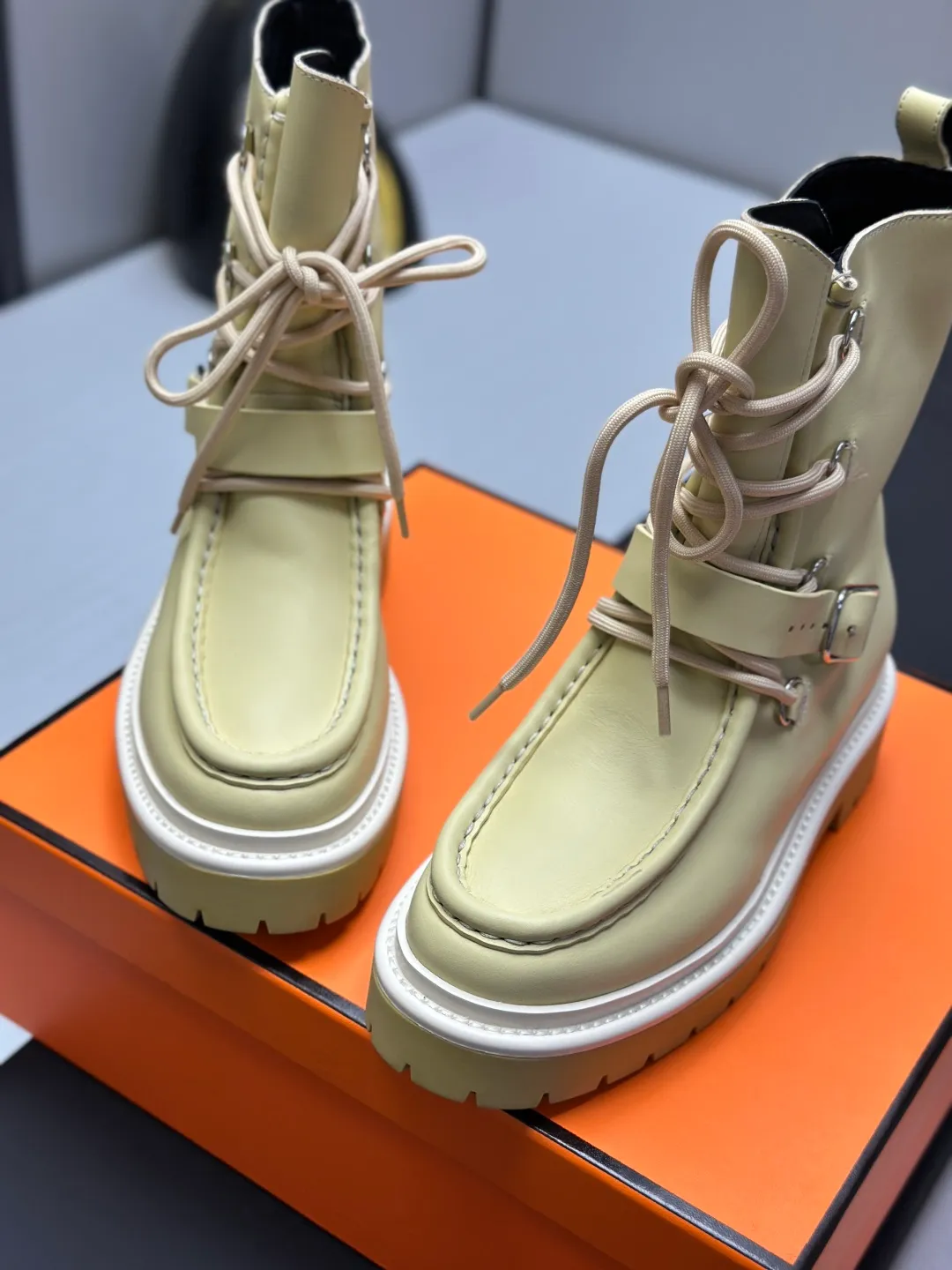 👟👟Ex-factory price 820👟👟 Hermes Martin boots fe new arrival~ Autumn and winter new Bouncing Martin boots casual shoes, the most comfortable shoes from Hermès, no one else⃣️, very light on the feet and good-looking, you will not feel tired when you go shopping and running around👍 The cowhide stitching feels good, very beautiful and versatile, very light and comfortable Hermès GD9321 is perfect for both sports and leisure. It feels great when you step on it! ✔️Fabric: Imported cowhide ✔️Inner lining: Imported silk sheepskin for lining insoles ✔️Outsole: Seamless combination of IP+TPU (multi-color letters) German technology irradiation machine ✔️Size: #35-40 code 🎁Top quality, simultaneous full set of packaging